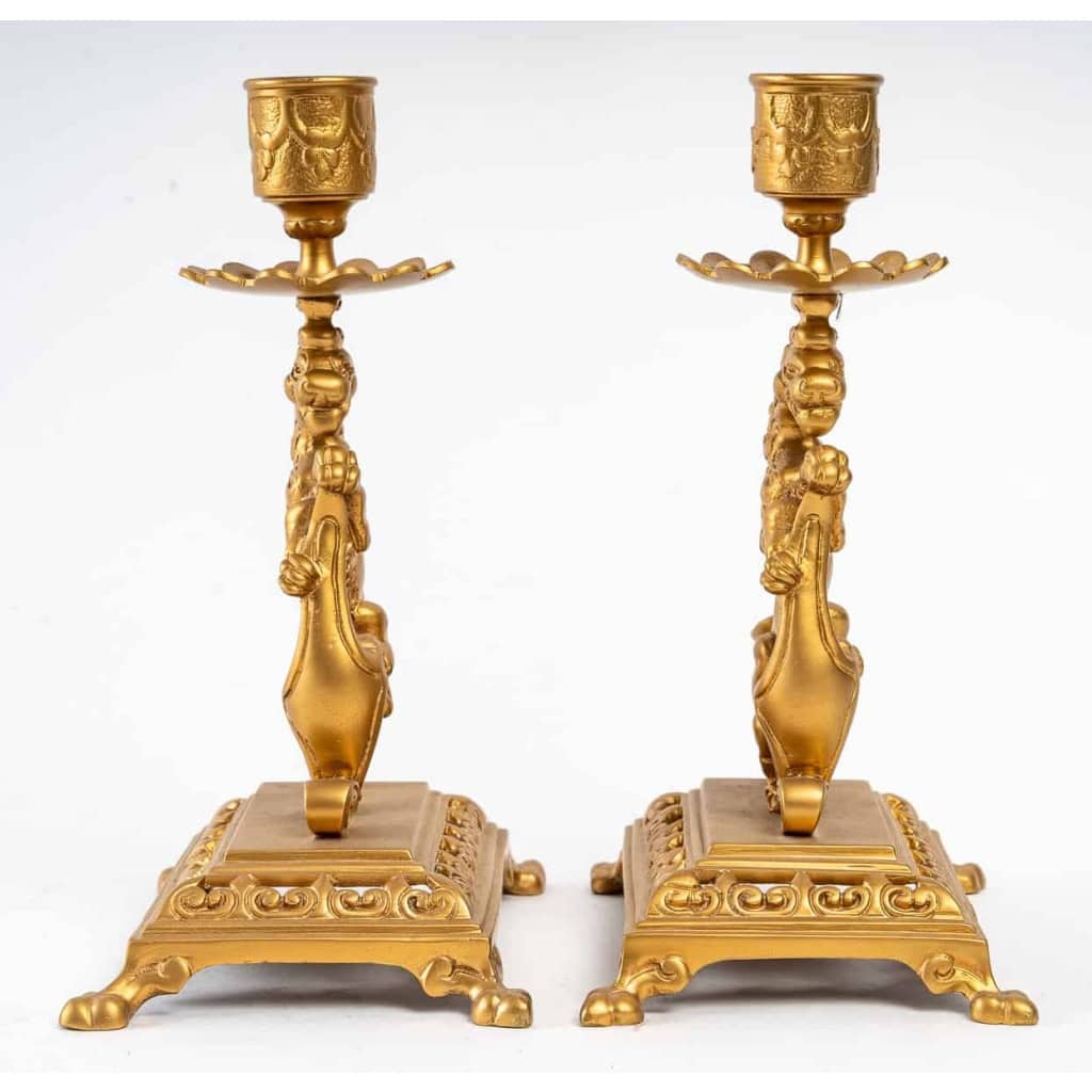 Paire de bougeoirs en bronze, décors de chimères XIXème siècle. Époque Napoléon III
