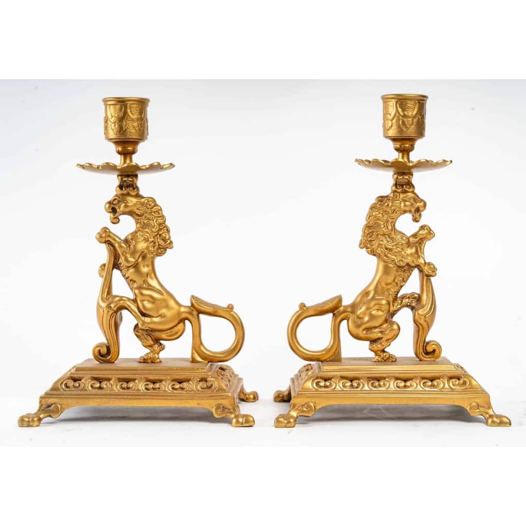 Paire de bougeoirs en bronze, décors de chimères XIXème siècle. Époque Napoléon III