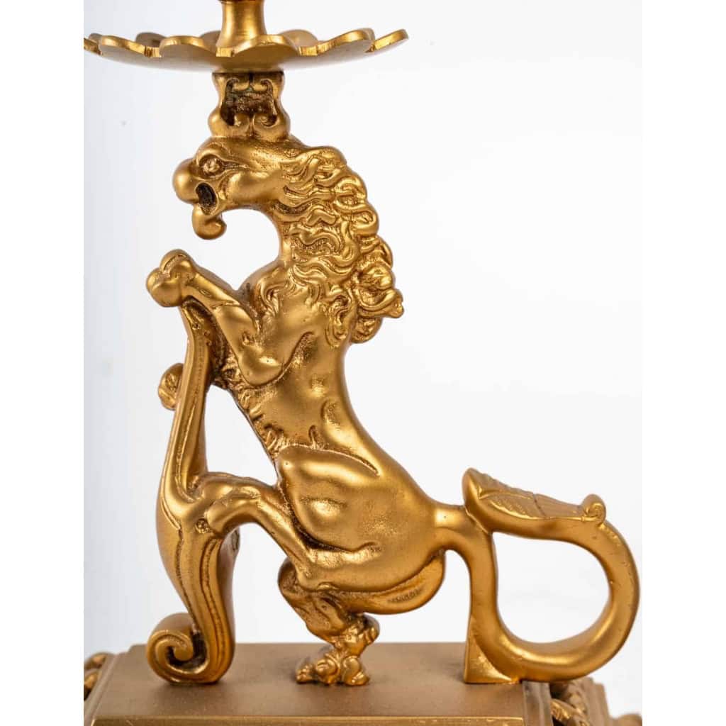 Paire de bougeoirs en bronze, décors de chimères XIXème siècle. Époque Napoléon III