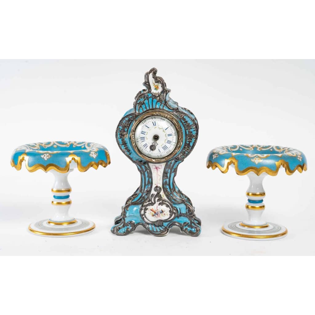 Rare pendule en porcelaine émaillée en argent et une paire de coupe en opaline blanche, XIXème siècle | Biron |||||||