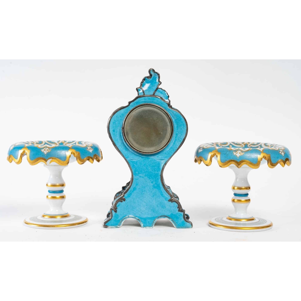 Rare pendule en porcelaine émaillée en argent et une paire de coupe en opaline blanche, XIXème siècle | Biron Rare pendule en porcelaine émaillée en argent et une paire de coupe en opaline blanche, XIXème siècle
