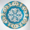 Rare pendule en porcelaine émaillée en argent et une paire de coupe en opaline blanche, XIXème siècle | Biron Rare pendule en porcelaine émaillée en argent et une paire de coupe en opaline blanche, XIXème siècle