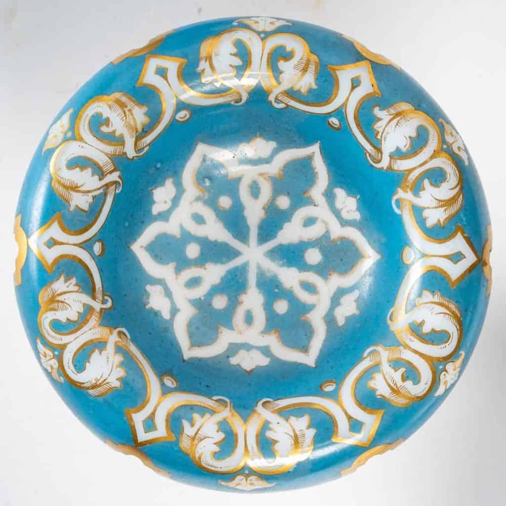 Rare pendule en porcelaine émaillée en argent et une paire de coupe en opaline blanche, XIXème siècle | Biron Rare pendule en porcelaine émaillée en argent et une paire de coupe en opaline blanche, XIXème siècle