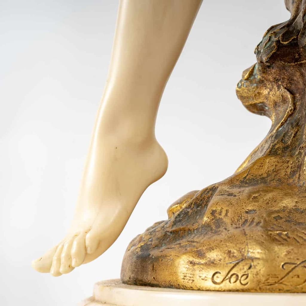 Chryséléphantine représentant une femme Branche à la main. | Biron Chryséléphantine représentant une femme Branche à la main.