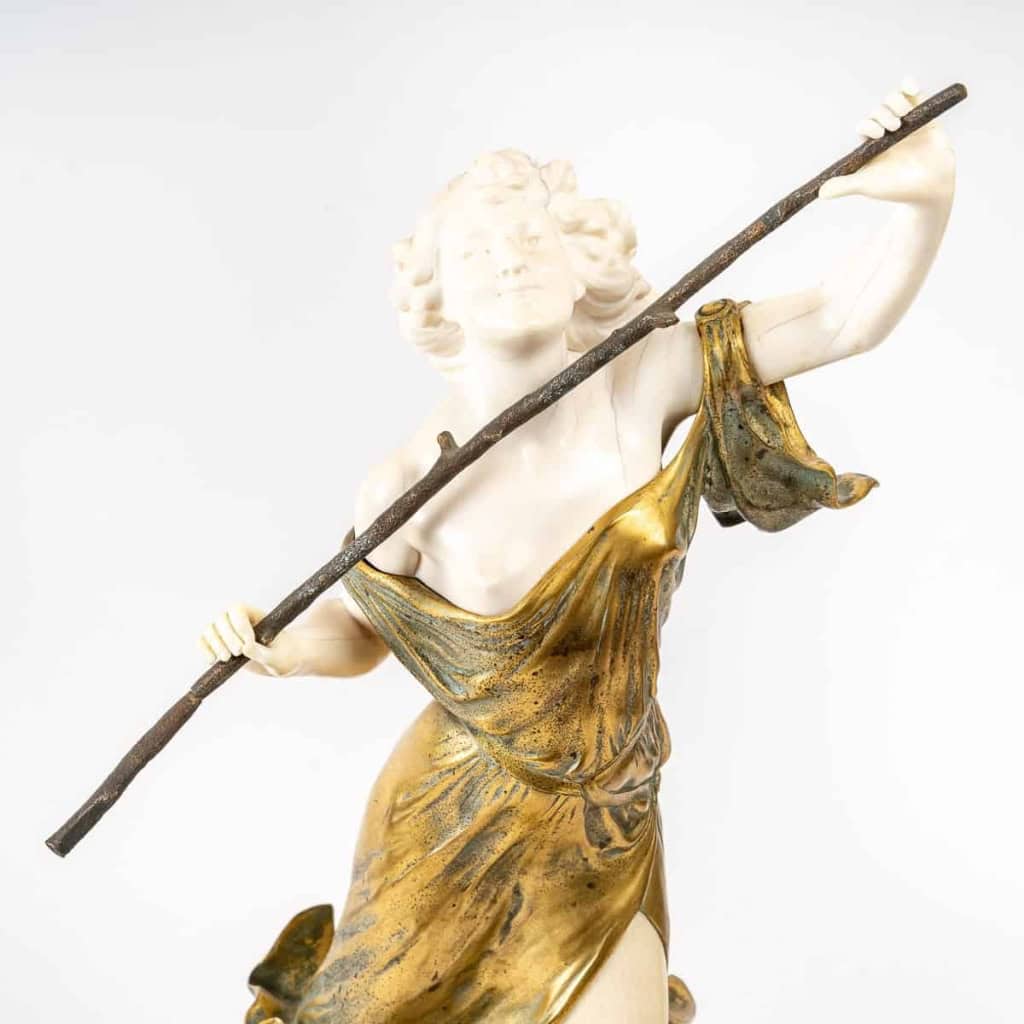 Chryséléphantine représentant une femme Branche à la main. | Biron Chryséléphantine représentant une femme Branche à la main.