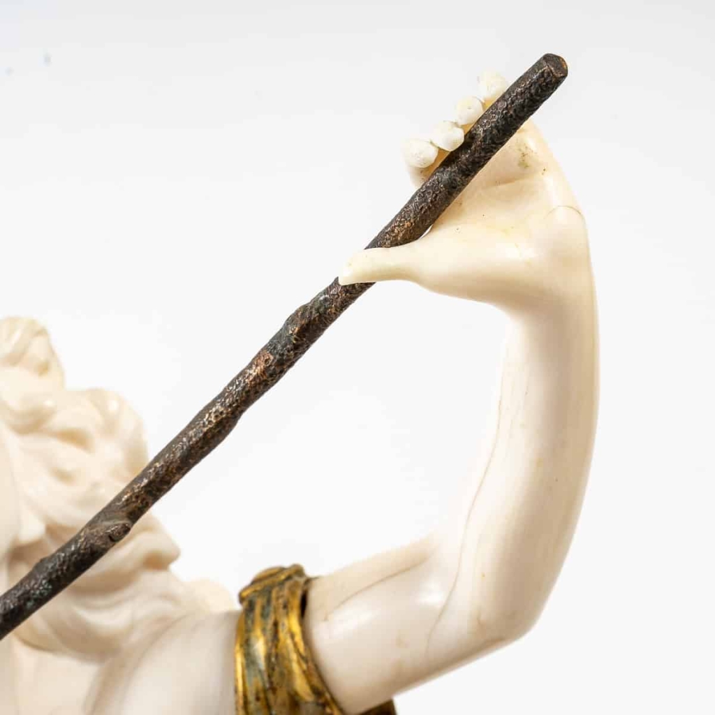 Chryséléphantine représentant une femme Branche à la main. | Biron Chryséléphantine représentant une femme Branche à la main.