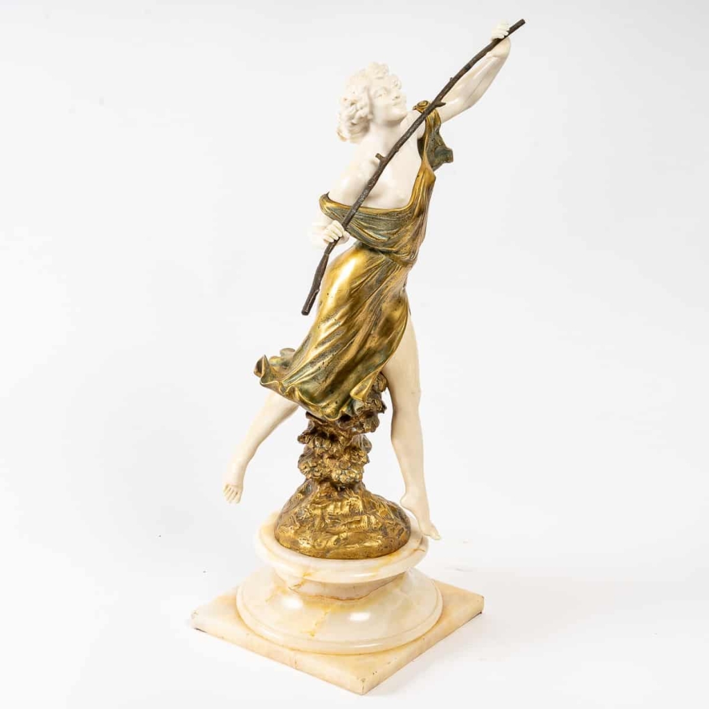 Chryséléphantine représentant une femme Branche à la main. | Biron Chryséléphantine représentant une femme Branche à la main.