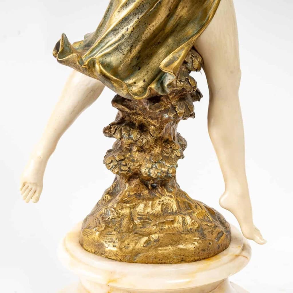 Chryséléphantine représentant une femme Branche à la main. | Biron Chryséléphantine représentant une femme Branche à la main.