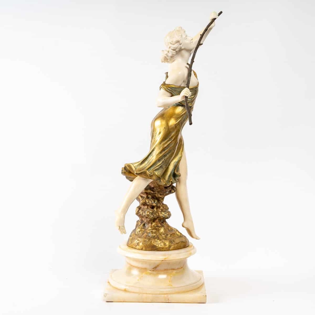 Chryséléphantine représentant une femme Branche à la main. | Biron Chryséléphantine représentant une femme Branche à la main.