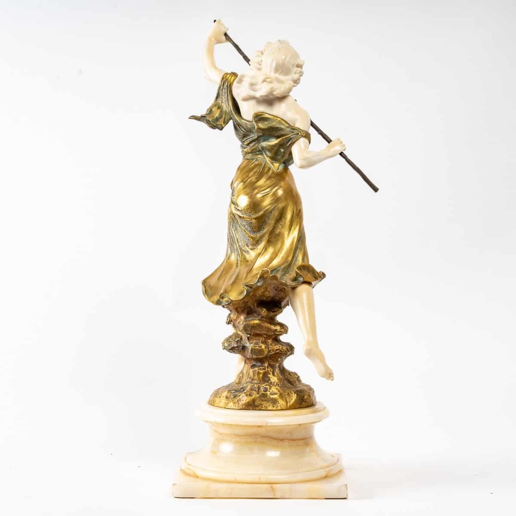 Chryséléphantine représentant une femme Branche à la main. | Biron Chryséléphantine représentant une femme Branche à la main.