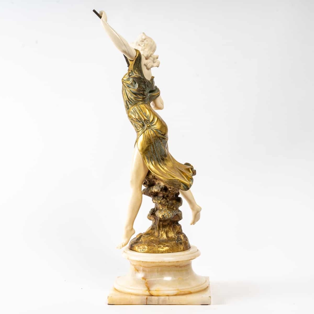 Chryséléphantine représentant une femme Branche à la main. | Biron Chryséléphantine représentant une femme Branche à la main.