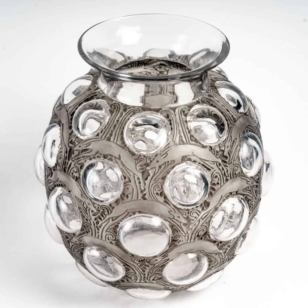 Vase « Antilopes » verre blanc patiné gris de René LALIQUE | Biron Vase "Antilopes" verre blanc patiné gris de René LALIQUE