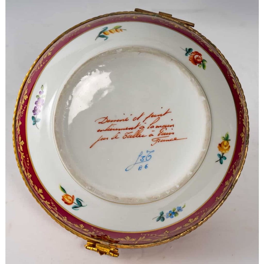 Bonbonnière en porcelaine rose fin XIXè siècle