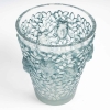 Vase « Silènes » verre blanc patiné bleu de René LALIQUE | Biron Vase "Silènes" verre blanc patiné bleu de René LALIQUE