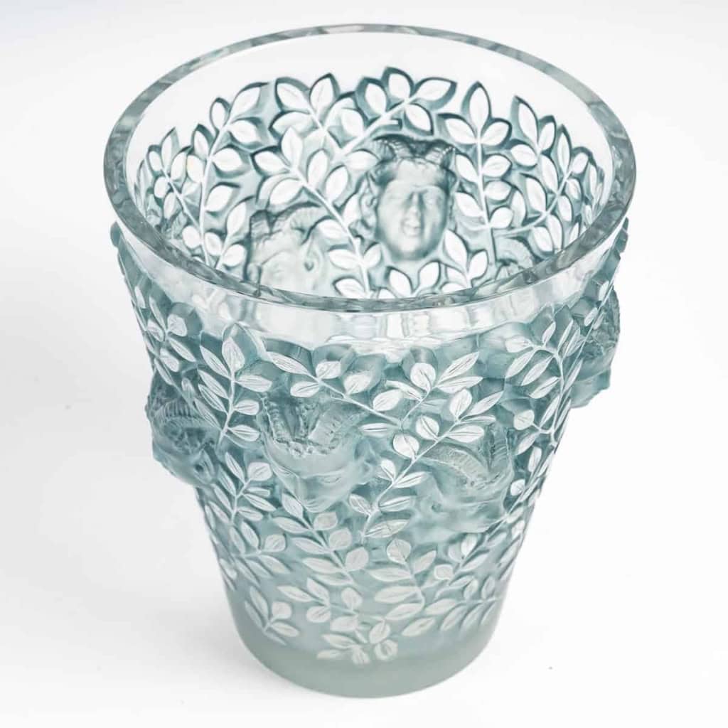 Vase « Silènes » verre blanc patiné bleu de René LALIQUE | Biron Vase "Silènes" verre blanc patiné bleu de René LALIQUE