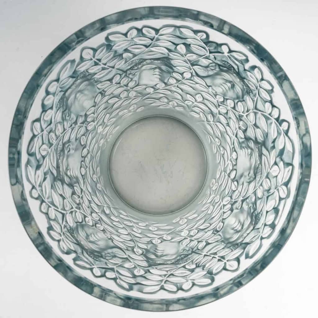 Vase « Silènes » verre blanc patiné bleu de René LALIQUE | Biron Vase "Silènes" verre blanc patiné bleu de René LALIQUE