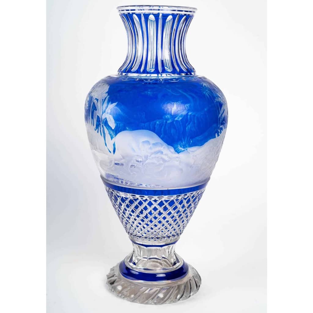 Grand vase bleu et blanc overlay. Attribué à Baccarat 1870. | Biron |||||||||||