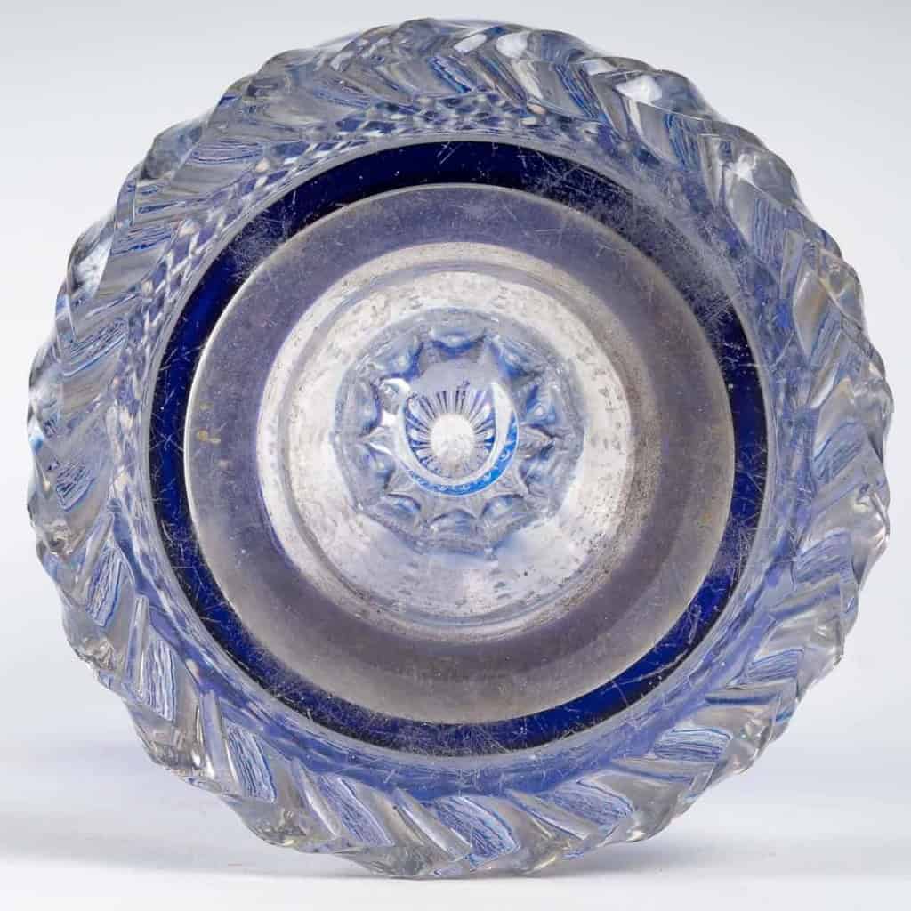 Grand vase bleu et blanc overlay. Attribué à Baccarat 1870. | Biron Grand vase bleu et blanc overlay. Attribué à Baccarat 1870.