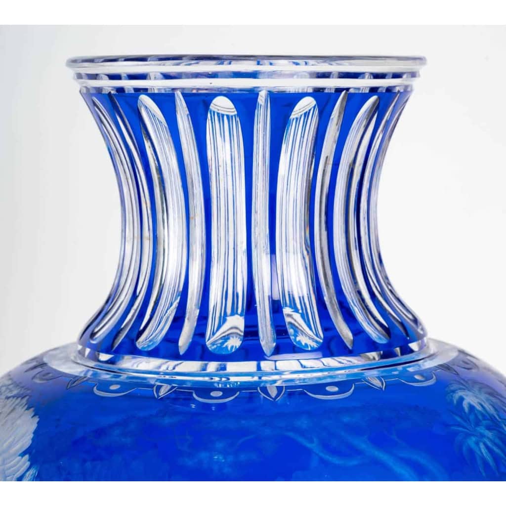 Grand vase bleu et blanc overlay. Attribué à Baccarat 1870. | Biron Grand vase bleu et blanc overlay. Attribué à Baccarat 1870.