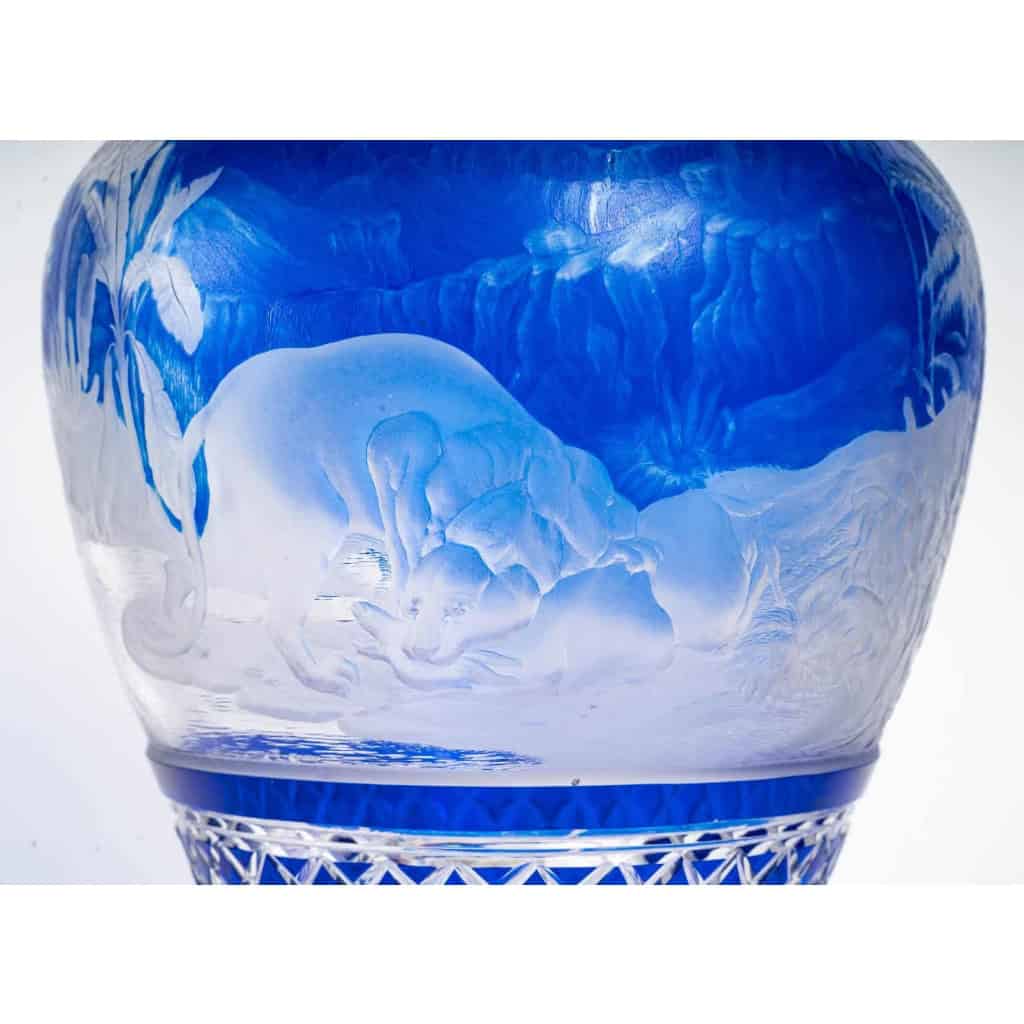 Grand vase bleu et blanc overlay. Attribué à Baccarat 1870. | Biron Grand vase bleu et blanc overlay. Attribué à Baccarat 1870.