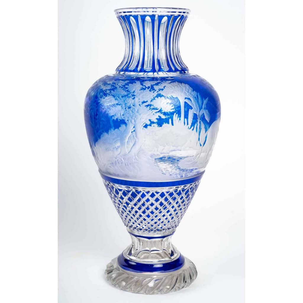 Grand vase bleu et blanc overlay. Attribué à Baccarat 1870. | Biron Grand vase bleu et blanc overlay. Attribué à Baccarat 1870.