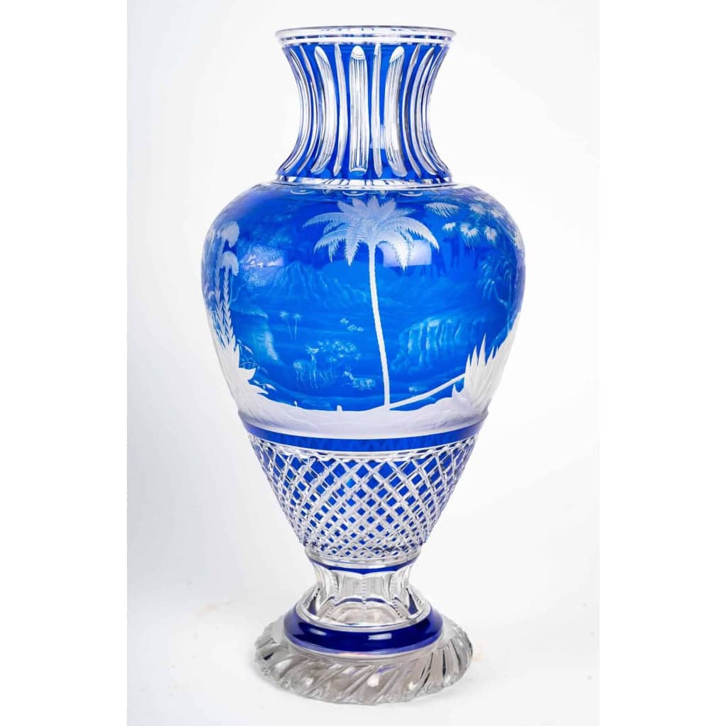 Grand vase bleu et blanc overlay. Attribué à Baccarat 1870. | Biron Grand vase bleu et blanc overlay. Attribué à Baccarat 1870.
