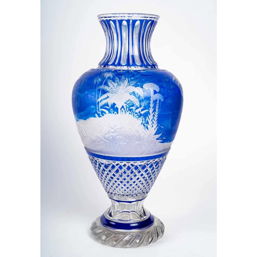 Grand vase bleu et blanc overlay. Attribué à Baccarat 1870. | Biron Grand vase bleu et blanc overlay. Attribué à Baccarat 1870.