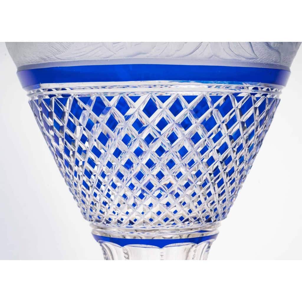 Grand vase bleu et blanc overlay. Attribué à Baccarat 1870. | Biron Grand vase bleu et blanc overlay. Attribué à Baccarat 1870.