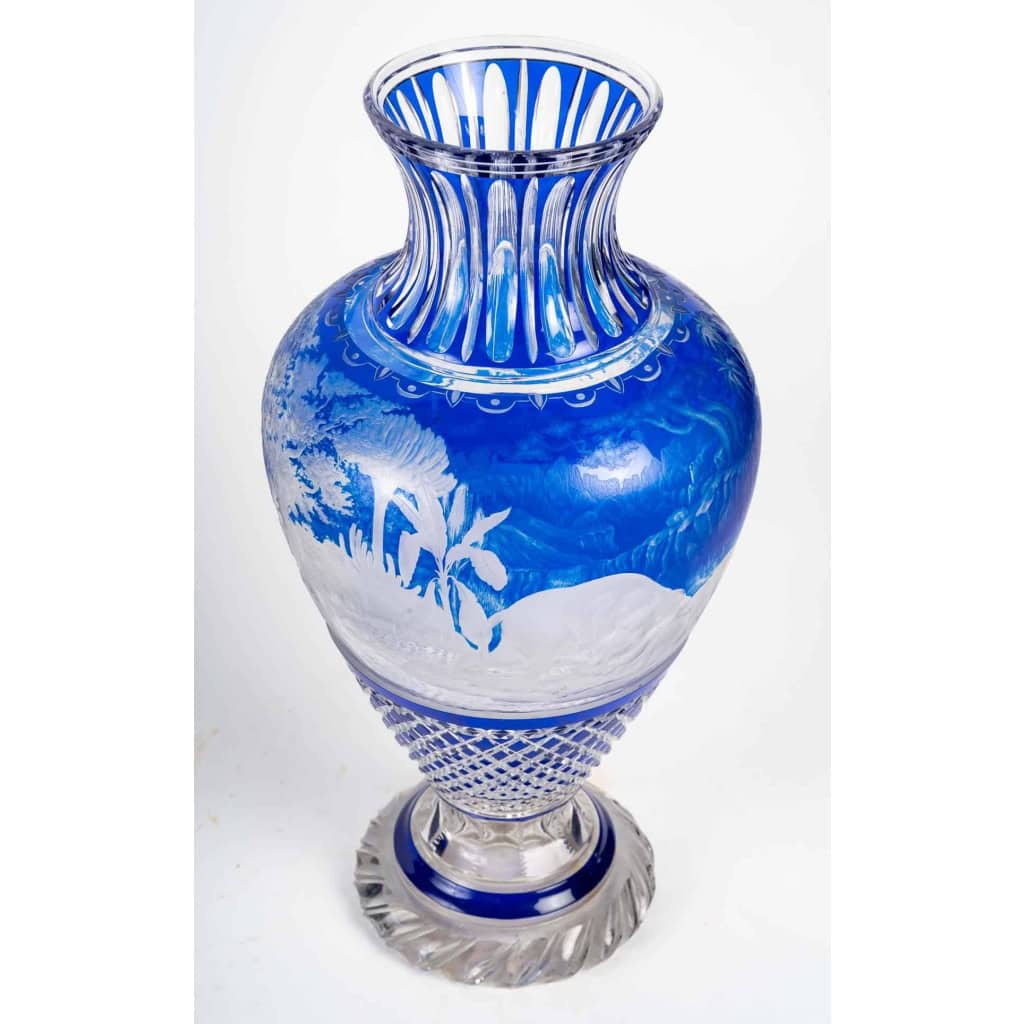 Grand vase bleu et blanc overlay. Attribué à Baccarat 1870. | Biron Grand vase bleu et blanc overlay. Attribué à Baccarat 1870.