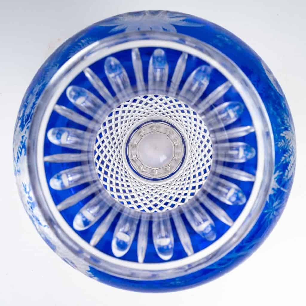 Grand vase bleu et blanc overlay. Attribué à Baccarat 1870. | Biron Grand vase bleu et blanc overlay. Attribué à Baccarat 1870.