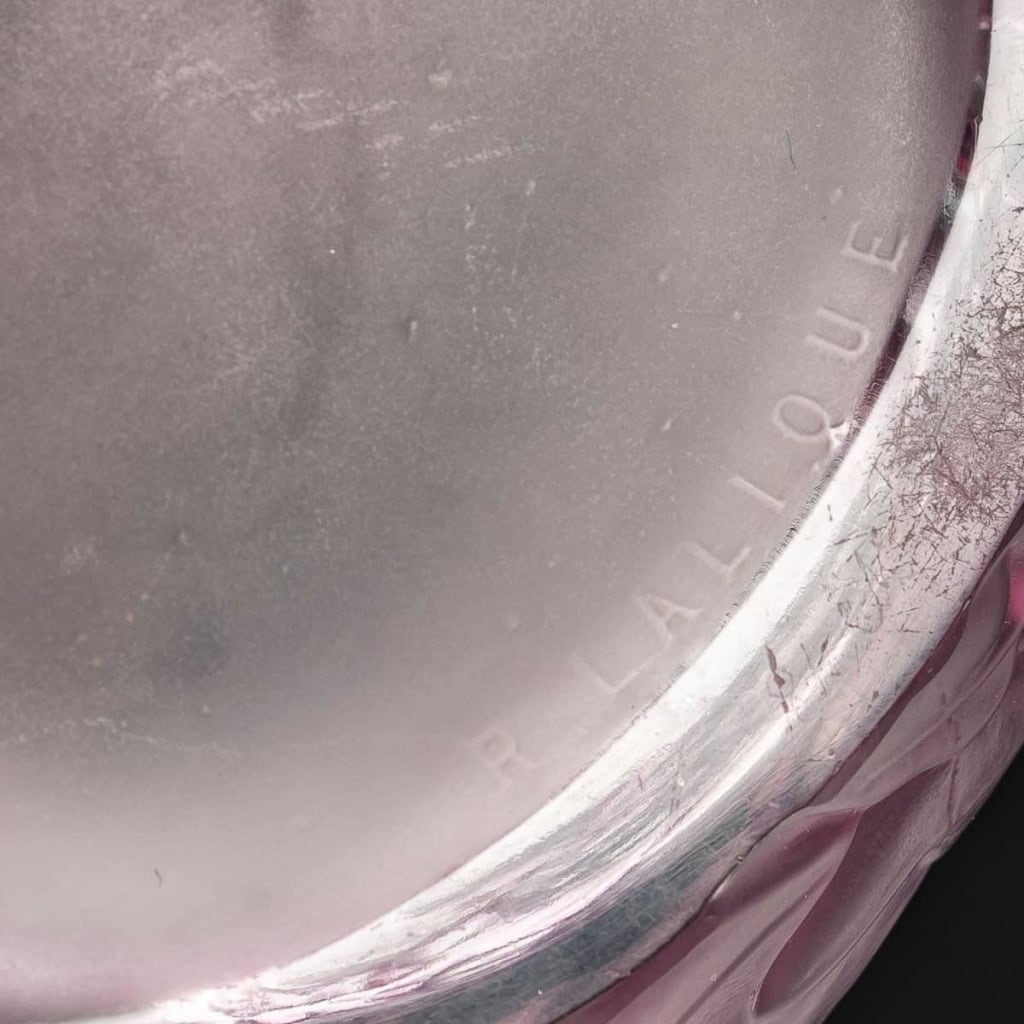 Boîte « Dinard » verre blanc patiné rose violet de René LALIQUE | Biron Boîte "Dinard" verre blanc patiné rose violet de René LALIQUE