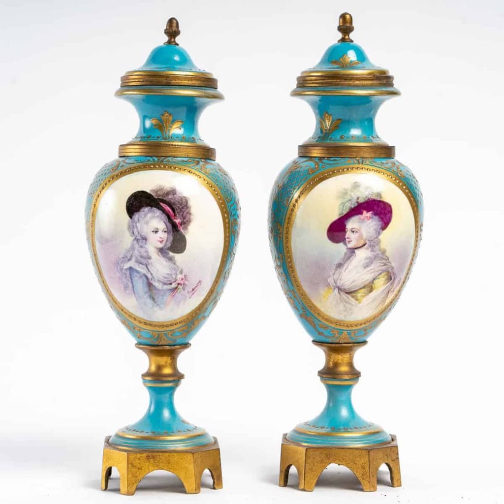Paire de petits vases couverts en porcelaine de Sèvres et bronze doré, XIXème siècle | Biron |||||||||||