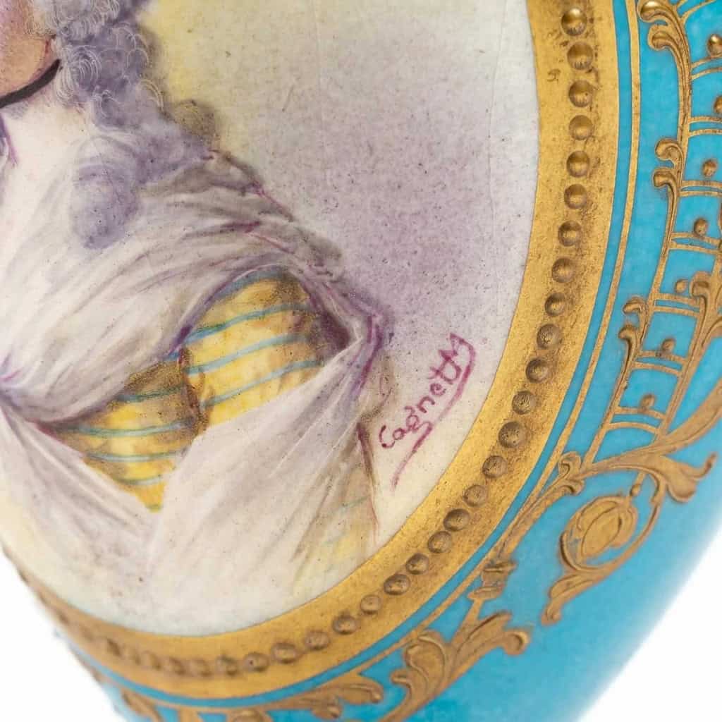 Paire de petits vases couverts en porcelaine de Sèvres et bronze doré, XIXème siècle | Biron Paire de petits vases couverts en porcelaine de Sèvres et bronze doré, XIXème siècle