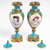 Paire de petits vases couverts en porcelaine de Sèvres et bronze doré, XIXème siècle | Biron Paire de petits vases couverts en porcelaine de Sèvres et bronze doré, XIXème siècle