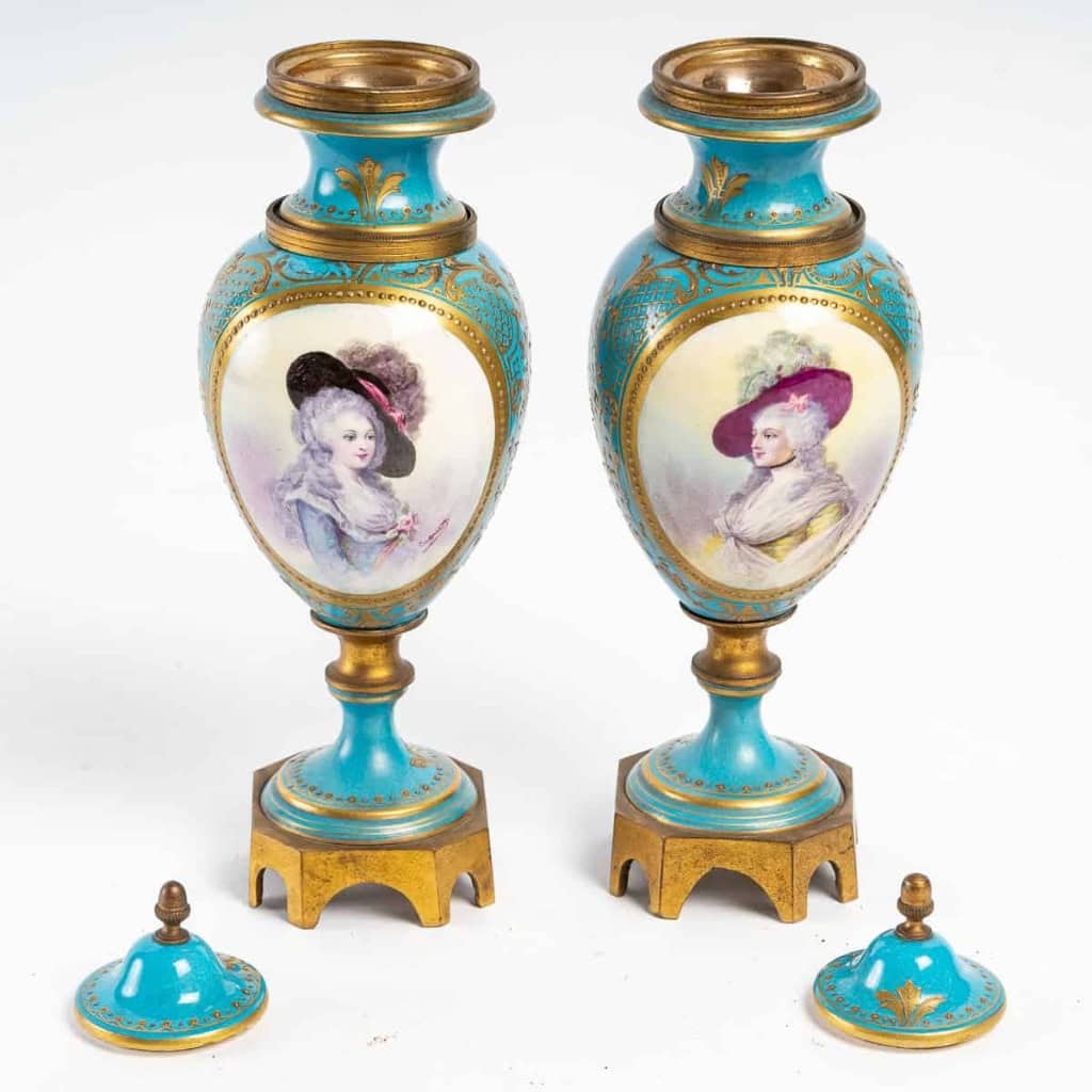Paire de petits vases couverts en porcelaine de Sèvres et bronze doré, XIXème siècle | Biron Paire de petits vases couverts en porcelaine de Sèvres et bronze doré, XIXème siècle