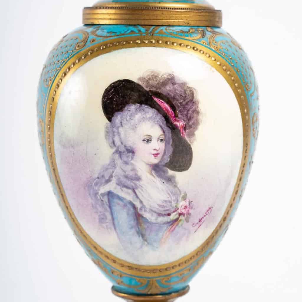 Paire de petits vases couverts en porcelaine de Sèvres et bronze doré, XIXème siècle | Biron Paire de petits vases couverts en porcelaine de Sèvres et bronze doré, XIXème siècle