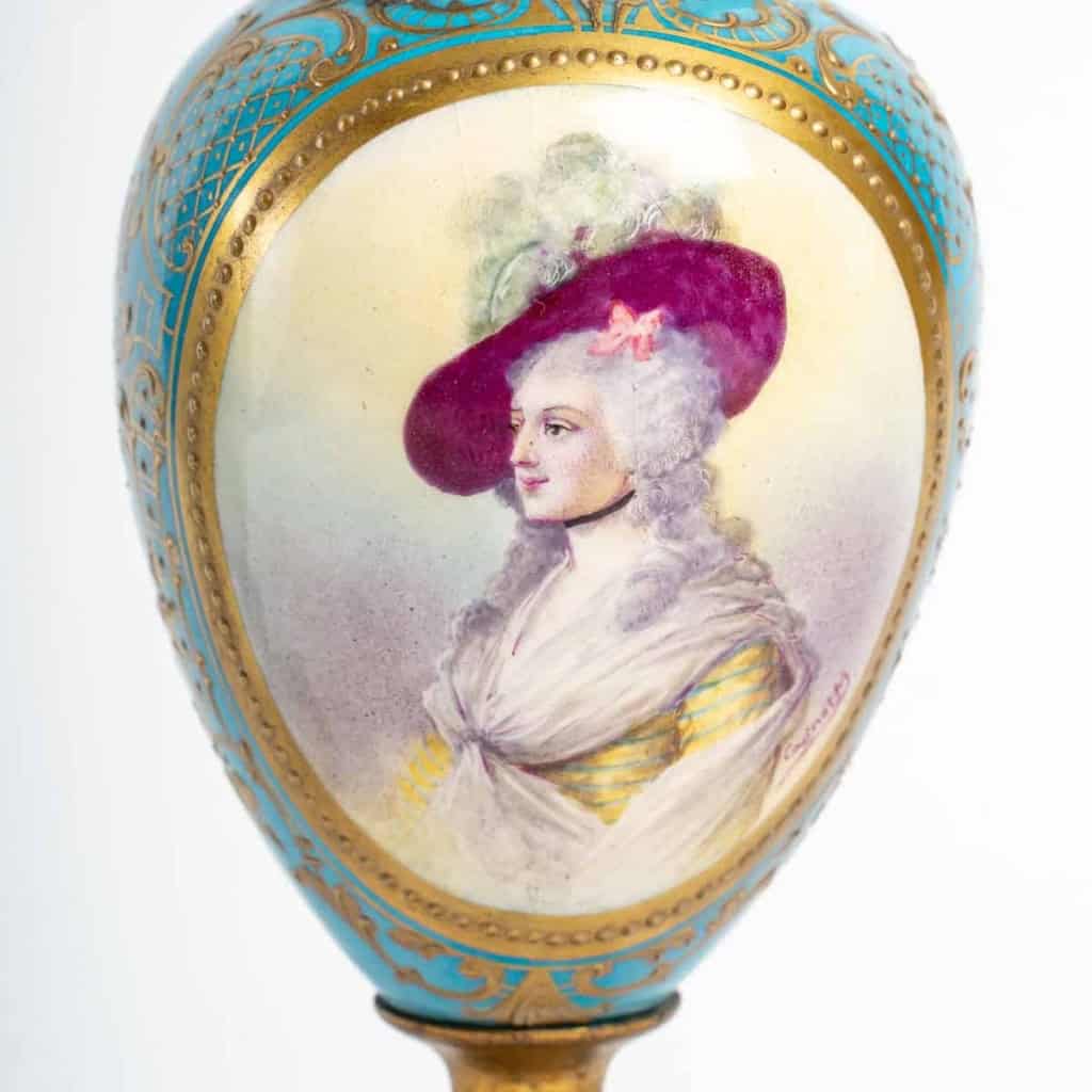 Paire de petits vases couverts en porcelaine de Sèvres et bronze doré, XIXème siècle | Biron Paire de petits vases couverts en porcelaine de Sèvres et bronze doré, XIXème siècle