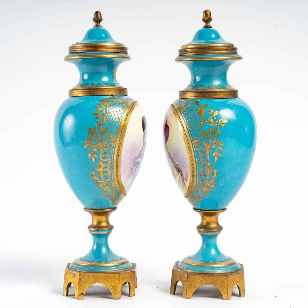 Paire de petits vases couverts en porcelaine de Sèvres et bronze doré, XIXème siècle | Biron Paire de petits vases couverts en porcelaine de Sèvres et bronze doré, XIXème siècle
