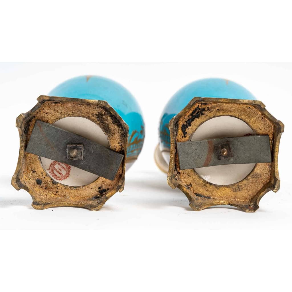 Paire de petits vases couverts en porcelaine de Sèvres et bronze doré, XIXème siècle | Biron Paire de petits vases couverts en porcelaine de Sèvres et bronze doré, XIXème siècle