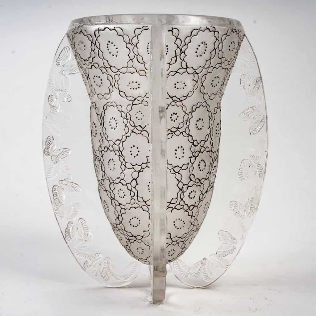 Vase « Papillons » verre blanc émaillé marron d’origine de René LALIQUE | Biron Vase "Papillons" verre blanc émaillé marron d'origine de René LALIQUE