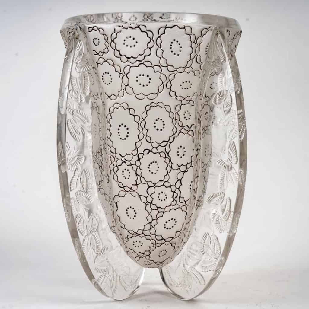 Vase « Papillons » verre blanc émaillé marron d’origine de René LALIQUE | Biron Vase "Papillons" verre blanc émaillé marron d'origine de René LALIQUE