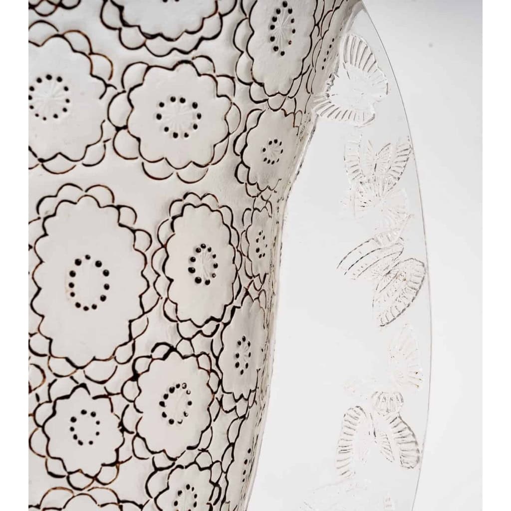 Vase « Papillons » verre blanc émaillé marron d’origine de René LALIQUE | Biron Vase "Papillons" verre blanc émaillé marron d'origine de René LALIQUE