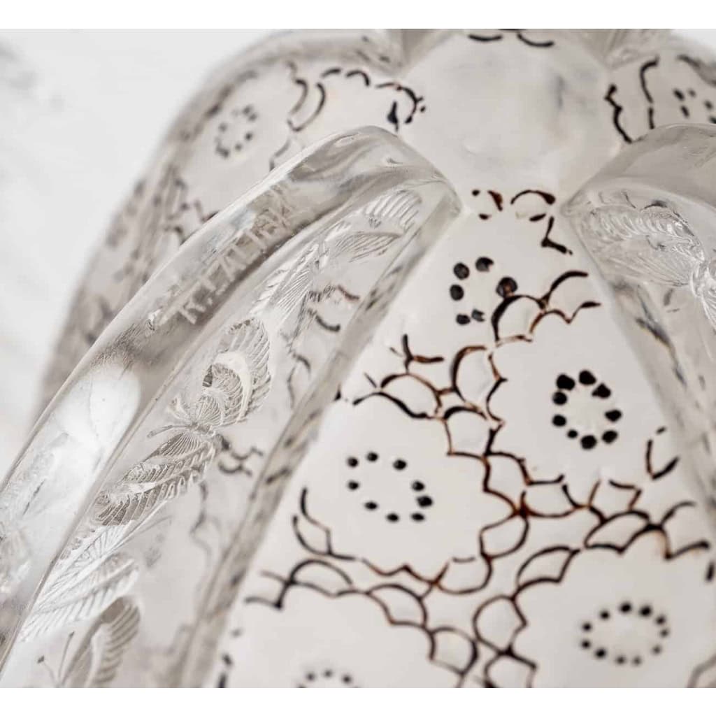 Vase « Papillons » verre blanc émaillé marron d’origine de René LALIQUE | Biron Vase "Papillons" verre blanc émaillé marron d'origine de René LALIQUE