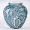 Vase « Sauterelles » verre blanc patiné bleu et vert de René LALIQUE | Biron Vase "Sauterelles" verre blanc patiné bleu et vert de René LALIQUE