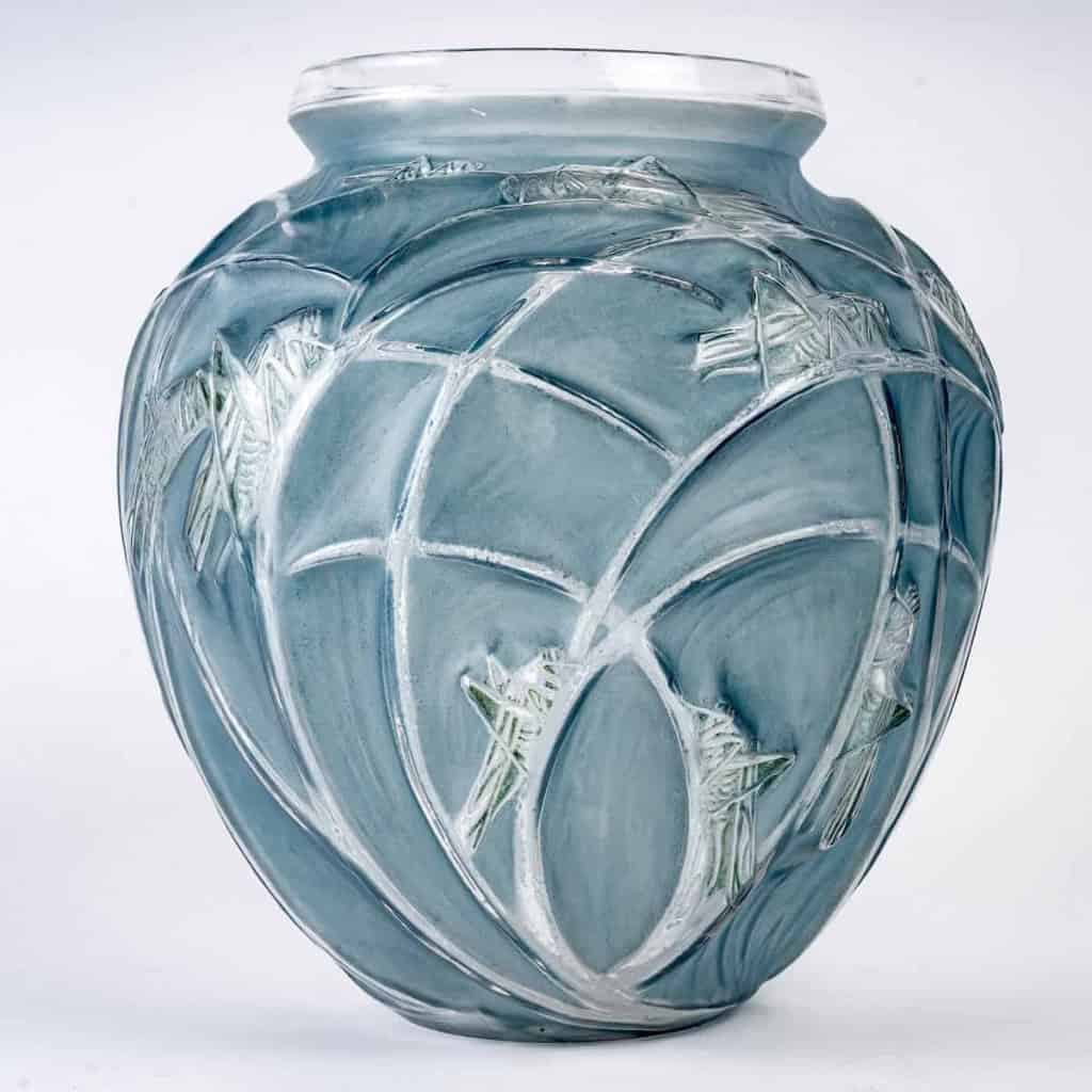 Vase « Sauterelles » verre blanc patiné bleu et vert de René LALIQUE | Biron Vase "Sauterelles" verre blanc patiné bleu et vert de René LALIQUE