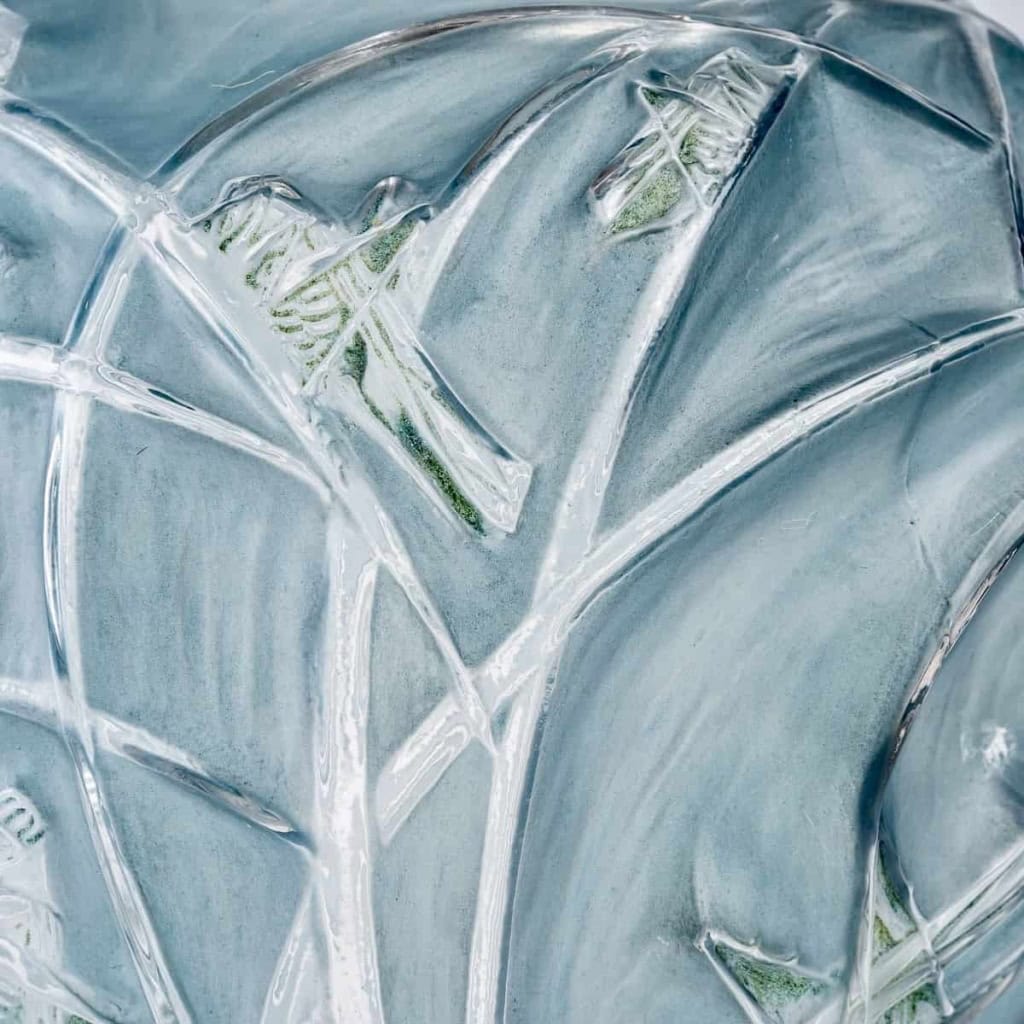 Vase « Sauterelles » verre blanc patiné bleu et vert de René LALIQUE | Biron Vase "Sauterelles" verre blanc patiné bleu et vert de René LALIQUE