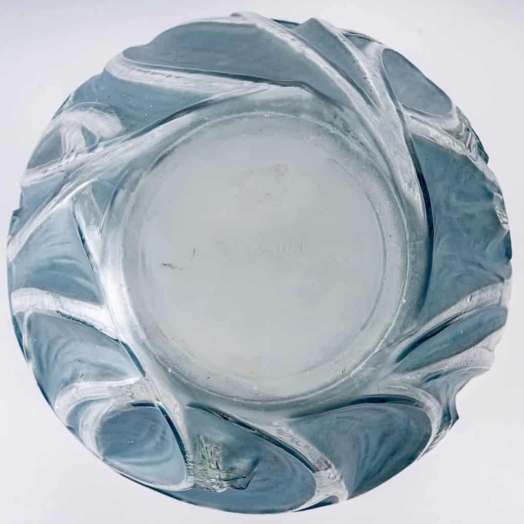 Vase « Sauterelles » verre blanc patiné bleu et vert de René LALIQUE | Biron Vase "Sauterelles" verre blanc patiné bleu et vert de René LALIQUE