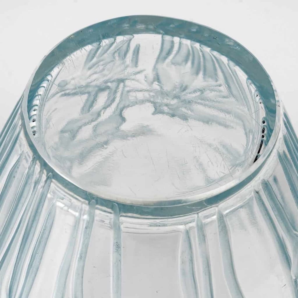 Vase « Bluets » verre blanc patiné bleu de René LALIQUE | Biron Vase "Bluets" verre blanc patiné bleu de René LALIQUE