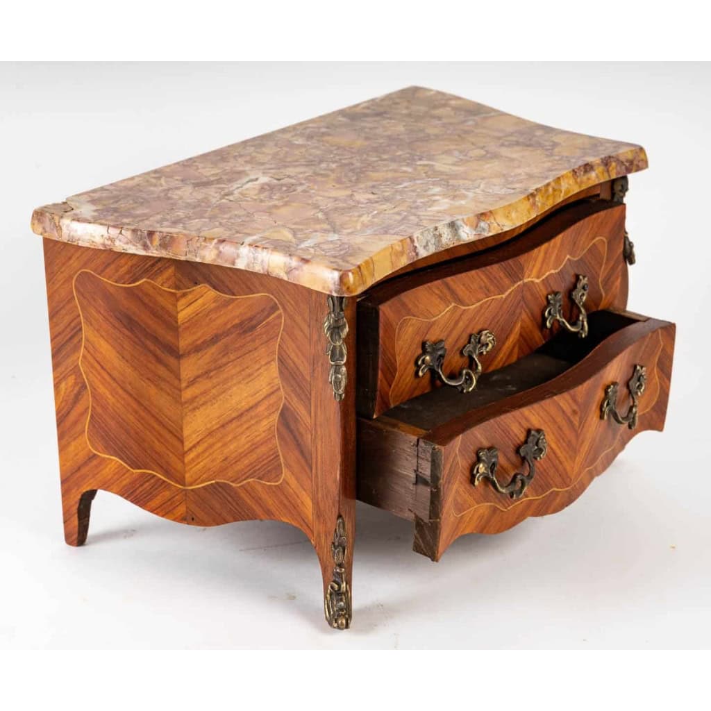 Une commode Miniature fin XIXème siècle | Biron Une commode Miniature fin XIXème siècle