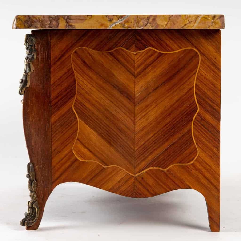 Une commode Miniature fin XIXème siècle | Biron Une commode Miniature fin XIXème siècle